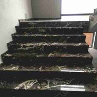 dunkel marmorierte Treppe